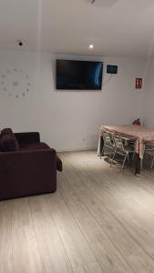 莱索Erletxe Aterpea的客厅配有沙发和桌子