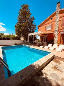 韦托维加VILLA HUETOR , Magnifico chalet con piscina privada的一座房子后院的游泳池