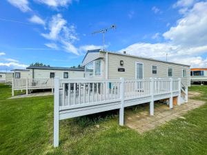 亨斯坦顿Beautiful Caravan With Decking At Wifi At Manor Park, Hunstanton Ref 23098t的白色移动房屋 - 带白色围栏