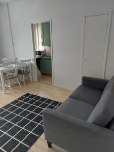 波里Kiertokatu apartment的客厅配有沙发和桌子