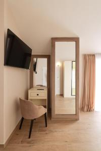 普利拉卡Castello Exclusive rooms with breakfast的客厅配有椅子和镜子