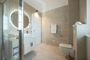 普利拉卡Castello Exclusive rooms with breakfast的一间带卫生间、水槽和镜子的浴室