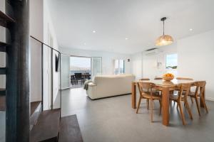 阿尔库迪亚S'Embat sea views的用餐室以及带桌椅的起居室。