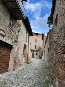 卡斯泰拉尔夸托Caolzio18的一座拥有石头建筑的古镇小巷