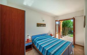 圣特奥多罗2 Bedroom Cozy Apartment In San Teodoro Ot的一间卧室设有一张床和一个滑动玻璃门