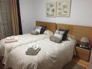 卡巴纳斯·德·塔维拉Cabanas2stay的一间卧室配有两张带毛巾的床