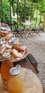 格罗斯皮耶尔雷Mas Notre-Dame, Jardin petit paradis, literie haut de gamme的一张桌子,上面放有面包和果汁盘