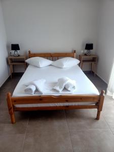 阿里克斯ALMIRIKI Studios & Apartments的一间卧室配有带毛巾的床