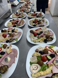 Axente SeverPensiunea El Greco的桌上的一组食物