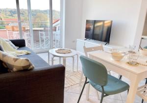 班约勒Boho Bliss Apartment Istria的带沙发、桌子和电视的客厅