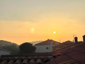 班约勒Boho Bliss Apartment Istria的日落时分太阳从屋顶上升起