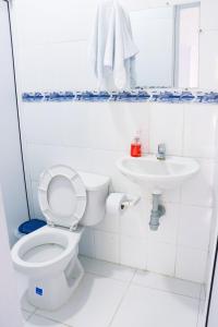 托卢Casa del Mar的白色的浴室设有卫生间和水槽。