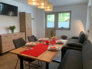 奥法赫Appartement Dorfblick的一张餐桌,上面有红色餐巾