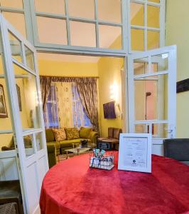 戈里察Liora's Place的一间设有一张桌子的房间,配有红色桌布