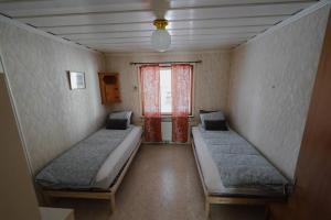 GranträsketFamily house in Swedish Lapland的小型客房 - 带2张床和窗户
