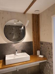 杜柏Q-time Barvaux, Durbuy的浴室设有白色水槽和镜子