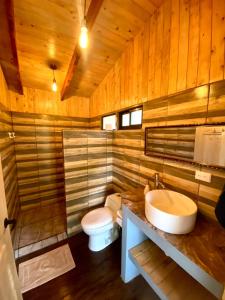 圣何塞Cabaña Anturios的木制浴室设有卫生间和水槽
