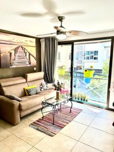 尼斯尼斯距离大海450米超级一室公寓的客厅配有沙发和桌子