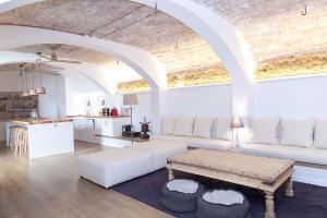 巴塞罗那A historic XVI century beach home near Barcelona的客厅配有白色的沙发和桌子