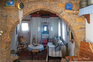 PanteliLeros Windmills的客厅设有石拱门和桌子