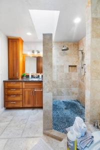 史诺霍米须Idyllic Lakeside Getaway - Hidden Gem的带淋浴和盥洗盆的大浴室