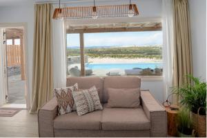 Glinado NaxosVouno Luxury Villas的带沙发和大窗户的客厅