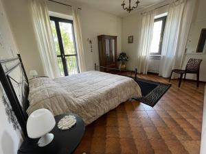 MurazzanoCasa Tino的一间卧室设有一张大床和两个窗户。