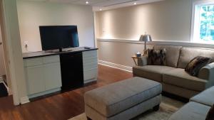 皮克顿Eliken House Suites的带沙发和平面电视的客厅
