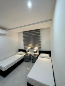 马尔萨什洛克ONE100 apartments的一间卧室设有两张床和窗户。