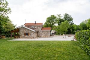 柳布什基Kamena Kuća Vegar的公园内带凉亭的石头房子