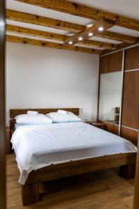 柳布什基Kamena Kuća Vegar的一间卧室配有一张带白色床单的大床
