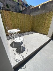卡普里CASA ELISA的一个带桌椅的庭院,毗邻一个围栏