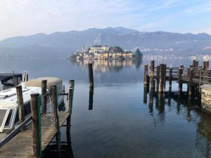 奥尔塔圣朱利奥Appartamento vacanze al lago Orta San Giulio的湖面上的码头,以城镇为背景