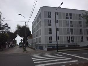 利马Barranco Best Location - Apartment的一条有人行道的城市街道上白色的大建筑