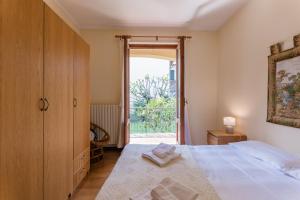 格里安泰卡德纳比亚Villa Griante的一间卧室设有一张床和一个大窗户