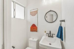二十九棕榈村The Maude House的白色的浴室设有水槽和镜子