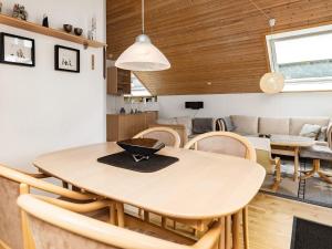 博托比4 person holiday home in Idestrup的用餐室以及带桌椅的起居室。