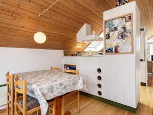 博托比4 person holiday home in Idestrup的用餐室以及带桌椅的厨房。