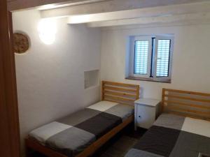 阿尔热祖尔Sunny Aljezur da Viana, (Aljezur, Costa Vicentina)的一间卧室设有两张床和窗户。