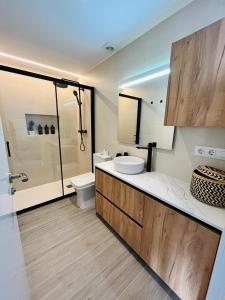 贝尼萨El Piset 124的浴室配有卫生间、盥洗盆和淋浴。