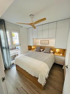 贝尼萨El Piset 124的一间卧室配有一张床和吊扇