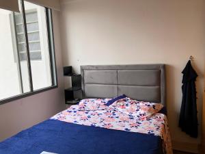 阿雷格里港Casa da Brigite的一间卧室配有一张带蓝色棉被的床
