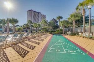 巴拿马城海滩Your Ultimate Beachfront retreat! Brand New Flooring!!的一个带躺椅和果岭的高尔夫球场