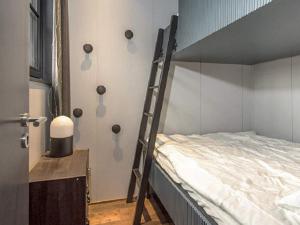 斯托滕Holiday home SÄLEN II的一间卧室配有带梯子的双层床