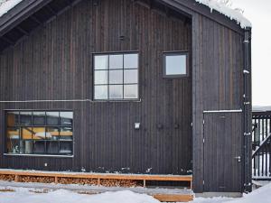 斯托滕Holiday home SÄLEN的木制谷仓,设有两扇窗户,下雪