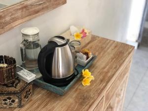 蓝梦岛The Nau Home的茶壶在柜台上,上面有鲜花
