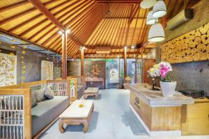 勒吉安Seminyak Sanctuary Villa by Ini Vie Hospitality的客厅配有沙发和桌子