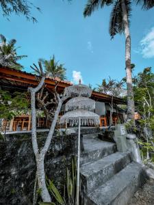KlungkungMertha Sari Resto & Bungalow的通往大楼的带楼梯的度假村