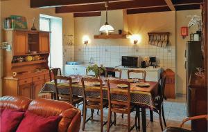 Le Cloître-Saint-Thégonnec茹德卡尔维丽度假屋的带桌椅的厨房以及带桌子和桌子的厨房。