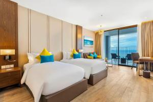 芽庄Homie Panorama Beachfront Residences Nha Trang的海景客房 - 带两张床